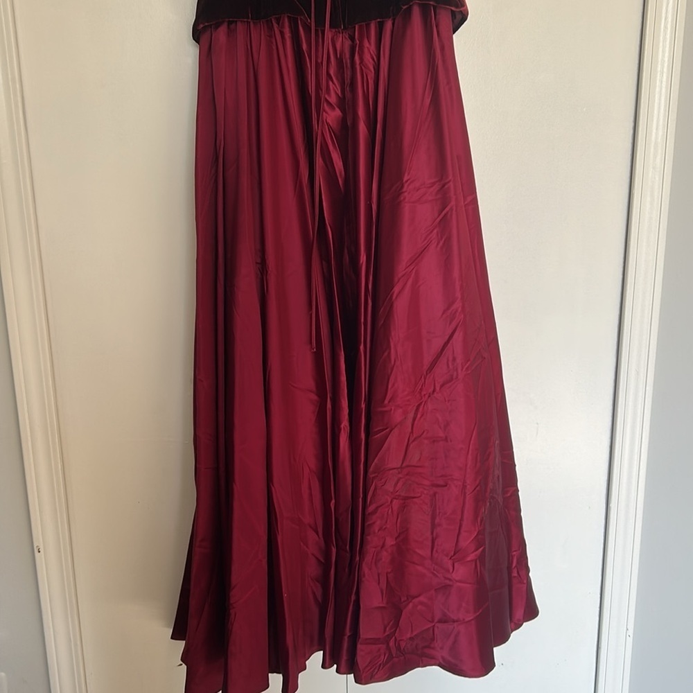 Les Robbs - Elegant Burgundy Strapless Dress - Picture 5 of 6